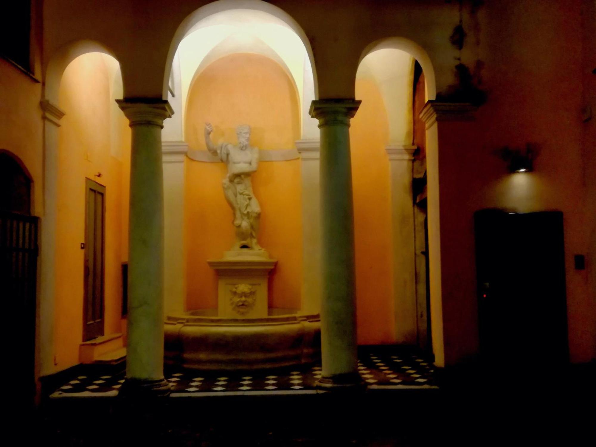 Affreschi Con Vista Ducale *
